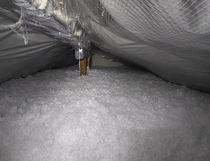 Zateplení stropu rodinného domu pomocí foukané izolace